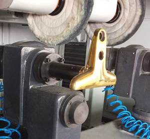 Lucidatrice Cnc Multi funzionale a sei assi a due stazioni ad alta efficienza per la levigatura e la lucidatura di vari pezzi fusi metallici - Product Image 2