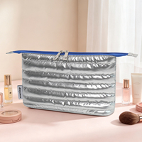 Trousse de Toilette Matelassée Style Puffer Métallique pour Femme, Idéale Voyage, Cadeau Demoiselle d'Honneur, Esthétique, Marque Privée, Trousse à Maquillage