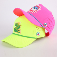 Casquette de baseball imperméable en polyester à 5 panneaux avec logo en caoutchouc de haute qualité, trou découpé au laser personnalisé, pour le sport et le golf