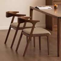 Chaises de salle à manger minimalistes en bois massif, style Mid-Century Modern, avec dossier en bois de frêne finition pores ouverts et assise en cuir PU.