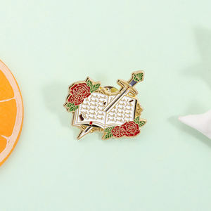 Spilla in Lega Smaltata a Tema Libro 'The Cruel <span class=keywords><strong>Prince</strong></span>' di Jude, Spada Rosa, Regalo per Fan e Amici - Product Image 3