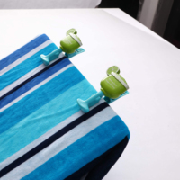 Pinces à serviettes en plastique personnalisées OEM au design original de planche de surf, vente en gros de pinces à serviettes de plage pour fixer les serviettes sur les chaises de plage