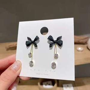 ต่างหูรูปโบว์สไตล์เกาหลี ดีไซน์สวยงามโดดเด่น มีเอกลักษณ์เฉพาะตัว สามารถสวมใส่ได้หลากหลายรูปแบบ เหมาะเป็นเครื่องประดับที่สมบูรณ์แบบสำหรับทุกโอกาส - Product Image 1