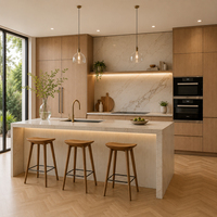 Ensemble complet d'armoires de cuisine personnalisées, armoire de rangement moderne modulaire avec îlot central, plan de travail en pierre frittée et évier