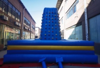 Mur d'escalade gonflable géant de 6m*6m pour défi de carnaval, jeu d'escalade avec design portable pour utilisation en extérieur lors de fêtes