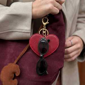 Fashion PU Leather Heart-Shaped Promotional Keychain Travel Sunglasses Clip Holder Hanging Bag Charm Portable Eyewear Storage - Product Image 1