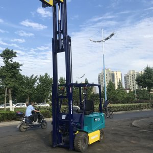Montacargas Eléctrico Komatsu Usado de 2.5 Toneladas con Batería de Plomo-Ácido, Desplazador Lateral Eléctrico, Altura de Elevación de Horquillas de 2.2m - Product Image 6