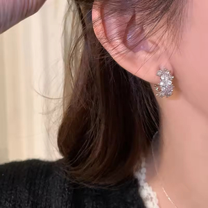 Boucles d'oreilles clous géométriques haut de gamme pour femmes, style européen et américain, simples et élégantes, en forme de C, avec tige en argent, design large et métallique, très tendance - Product Image 2