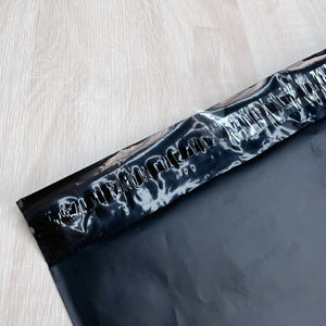 Enveloppes d'expédition en polyéthylène noir avec logo imprimé UV brillant personnalisé, emballage pour vêtements, livraison par courrier, sac d'expédition pour boutique en ligne - Product Image 5
