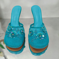 Sandales compensées à bout fermé en résille respirante style créateur 2026 avec motif floral, faible MOQ, livraison rapide pour femmes