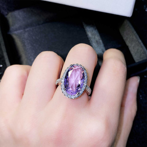 Anello ovale con pietra viola per donna, con accenti scintillanti, elegante gioiello da dito alla moda - Product Image 2