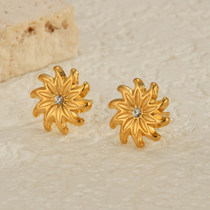 Pendientes de tuerca EH489 con girasol en relieve y circonitas cúbicas, de acero inoxidable 316L, chapados en oro/plata de 18K, que no se deslustran, hipoalergénicos. - Product Image 2