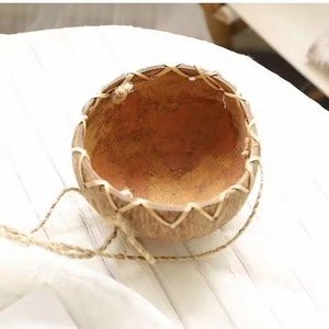 กระถางแขวนทำมือจากเปลือกมะพร้าวทรงกลม พร้อมเชือก  รักษาสิ่งแวดล้อม ใช้ในบ้านและสวน ผลิตจากกันการาตนา - Product Image 1