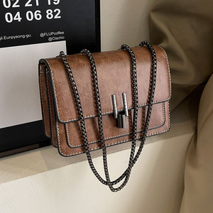 Sac en PU pour femme taille moyenne, style rétro simple, avec chaîne, carré, polyvalent, porté épaule ou croisé, simplicité urbaine, fermé - Product Image 4