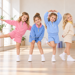 Ensemble deux pièces boutique pour petites filles : Sweat-shirt imprimé personnalisé à demi-zip, manches longues, col à carreaux et short à poches - Product Image 4