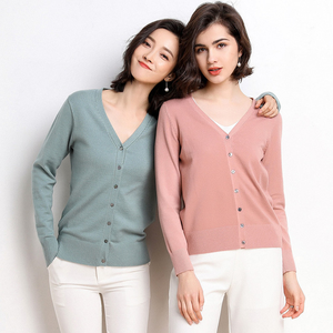 Fábrica Dropship precio al por mayor cárdigan <span class=keywords><strong>mujer</strong></span> <span class=keywords><strong>primavera</strong></span> 12gg suéter de punto fino cuello en V botón suéter liso Cárdigan para <span class=keywords><strong>mujer</strong></span> - Product Image 1