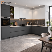 Cuisine en L sur mesure OPPEIN, moderne, blanc et gris foncé, avec panneaux plats et plan de travail en quartz, pour projet résidentiel