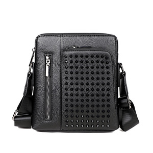 Nouveau sac messager pour homme en PU style streetwear avec décoration rivetée, fermeture éclair, sangle réglable, grande taille, utilisation quotidienne toutes saisons - Product Image 1