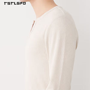 Camisa de Manga Larga con Cuello en V para Hombre, Estilo Minimalista, Tejido de Punto, Color Beige, Textura Acanalada Vertical, Mezcla de Algodón, Corte Regular, Antiarrugas - Product Image 4