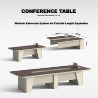 Table de conférence en bois avec rail électrique multifonctionnel et surface résistante aux rayures