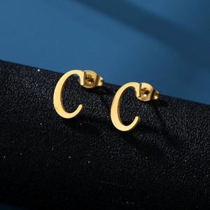 Pendientes de tuerca con letras del alfabeto de acero inoxidable chapados en oro a la moda impermeables <span class=keywords><strong>ARETA</strong></span> 26 iniciales pendientes de joyería para mujer - Product Image 4