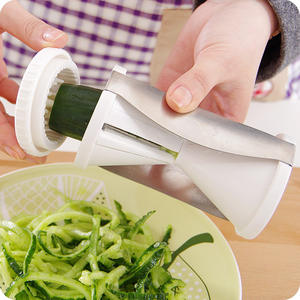 Vente en gros : Coupe-légumes rotatif multifonctionnel pour cuisine, avec fonction trancheuse, spirale et râpe, 140g, Gadget gain de temps et facile à nettoyer - Product Image 6