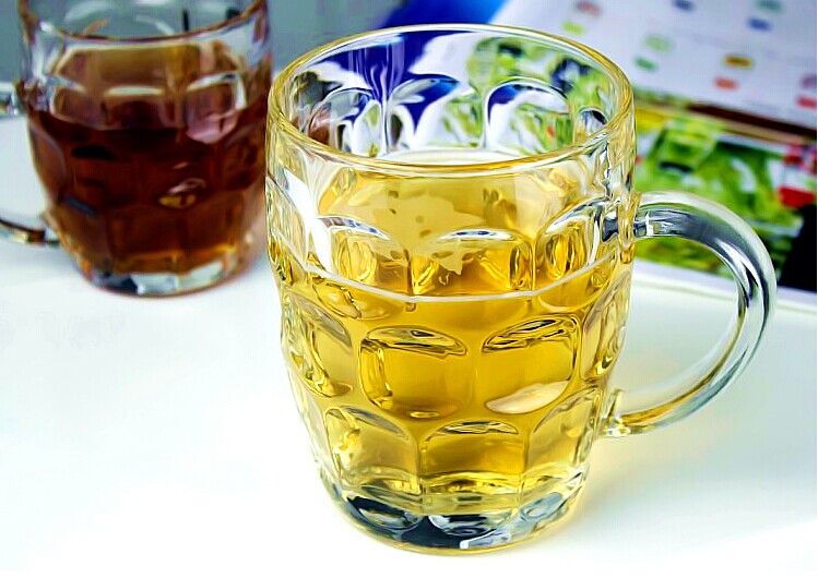 wholesale cheap 550ml clear embossed glass beer mugs with handle