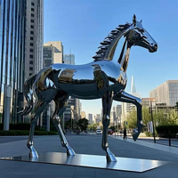 Sculpture de cheval volant en acier inoxydable moderne et sur mesure, grande taille, peinte sur mesure pour la décoration de la maison