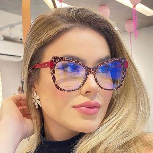 Gafas de Moda Retro Personalizadas TR90 con Marco de Ojo de Gato para Mujer, Doble Color, Bisagras de Resorte, Lentes Transparentes con Protección Anti-Luz Azul - Product Image 3