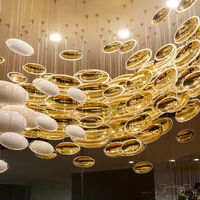 Lustre de plafond ovale personnalisable en or blanc pour mariage, design multi-éléments, verre doré, pour projets hôteliers