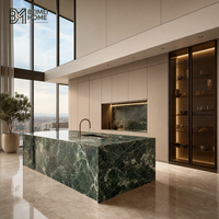 Meubles de cuisine sur mesure de luxe discret, laque mate gris cachemire, îlot cascade en marbre vert Prada pour penthouse