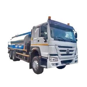 Camión Distribuidor de Asfalto SINOTRUK HOWO 4x2 de 15 CBM, Camión Pulverizador de Betún con Volante a la Izquierda en Venta - Product Image 2