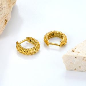 Pendientes de Aro Geométricos Hipoalergénicos Chapados en Oro de 18k, Estilo Huggie, Venta al por Mayor, No se Deslustran, Tendencia en Joyería Personalizada - Product Image 3