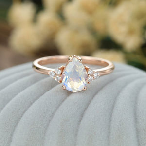 แหวนเงินแท้ 925 ชุบทองคำสีโรสโกลด์ ประดับมูนสโตนทรงลูกแพร์ แหวนมูนสโตนสีน้ำเงินธรรมชาติ - Product Image 1