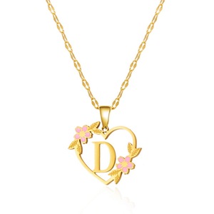 Collana iniziale in acciaio al titanio da donna in acciaio placcato oro 18K con fiore d'amore a 26 lettere - Product Image 6