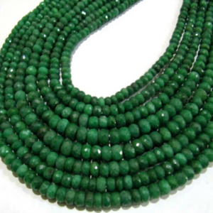 Perles facettées en corindon émeraude naturel, de forme ronde et de taille graduée - Product Image 1