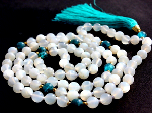 Mala de 108 perles, Mala en pierre de lune naturelle et quartz cristallin, perles de méditation et de prière faites à la main pour le yoga - Product Image 1