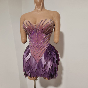<span class=keywords><strong>Abito</strong></span> da spettacolo sexy viola con strass, mini <span class=keywords><strong>abito</strong></span> aderente senza spalline con gonna a petali e piume, abbigliamento da palcoscenico, outfit da festival - Product Image 2