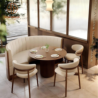 Ensemble de meubles de restaurant moderne Table de café ronde en bois brun avec chaises en cuir beige et cabine de canapé incurvée pour café