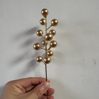 Ornamen Natal Dekoratif 12 Tangkai Ranting Buah Berry Emas untuk Dekorasi Pohon Natal Perlengkapan Dekorasi Natal
