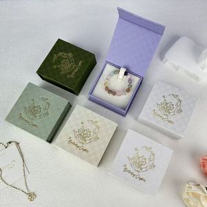 Boîte à bijoux magnétique carrée haut de gamme, finition mate, avec doublure en éponge et design estampé, pour bracelets et accessoires - Product Image 1