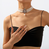 Collier à plusieurs rangs en perles d'imitation, fait main, avec pendentif vintage en cristal carré CZ en forme de goutte d'eau