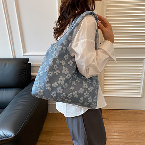 กระเป๋าถือหนังแท้พับได้น้ำหนักเบาสำหรับฤดูร้อนปี 2026 - กระเป๋าสะพายไหล่ลายลูกไม้ดอกไม้สไตล์เรียบง่ายสำหรับผู้หญิง - Product Image 2