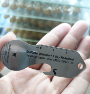 De acero inoxidable personalizado Carro de solucionador de chip con botella abridor herramienta clave de la cadena - Product Image 6