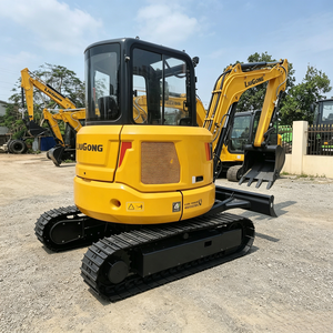 Miniexcavadora 9035E‑1 de tamaño mediano, rentable, con bajo costo de mantenimiento y gran maniobrabilidad para proyectos de reconstrucción de sitios. - Product Image 1