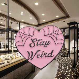 Sac à dos toile d'araignée style punk, croix émaillée, badge de prière tendance, texte 'Pink Love Stay Weird' imprimé en typographie, électroplaqué - Product Image 4