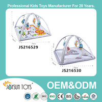 Tapis de sport pliable en plastique souple pour bébé avec jouets pour animaux suspendus tapis d'activité de style sportif pour le temps du ventre du nourrisson