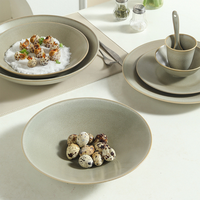 Assiette en céramique solide de luxe, finition mate gris-vert clair, entièrement en porcelaine, ensemble d'assiettes rondes pour dîner, pâtes/salade/viande grillée