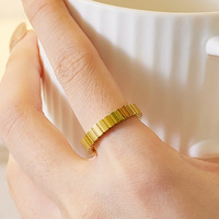 INS Einfacher Edelstahlring mit 18K Gold PVD-Beschichtung, Bunter Zirkon, Dünner Fingerring aus Titanstahl, 4MM Breite, Rechteckige Ringe