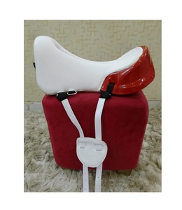 Silla de montar multiusos de cuero, ideal para estilos western y de equitación, con correas ajustables y herrajes seguros incluidos. - Product Image 2